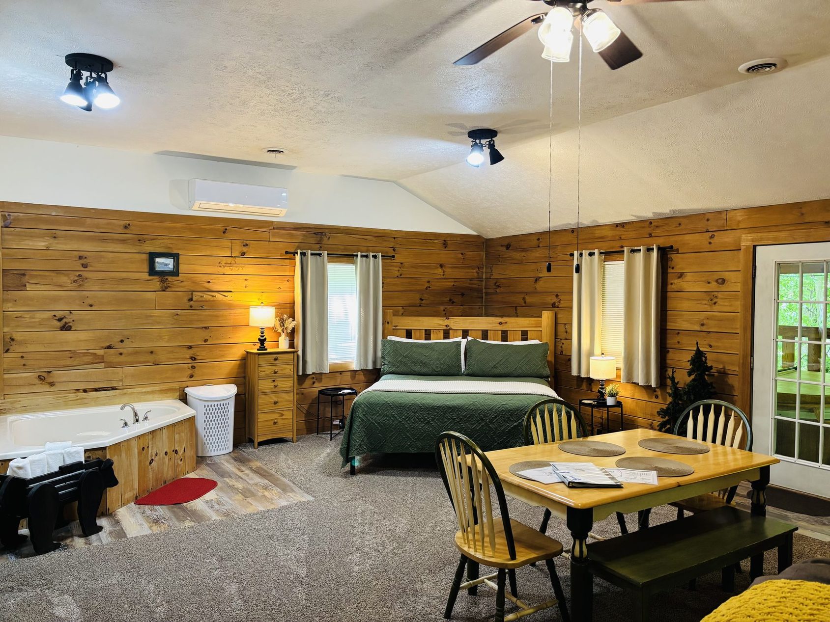 King bed, corner jacuzzi tub and dining table at Aspen Cabin
