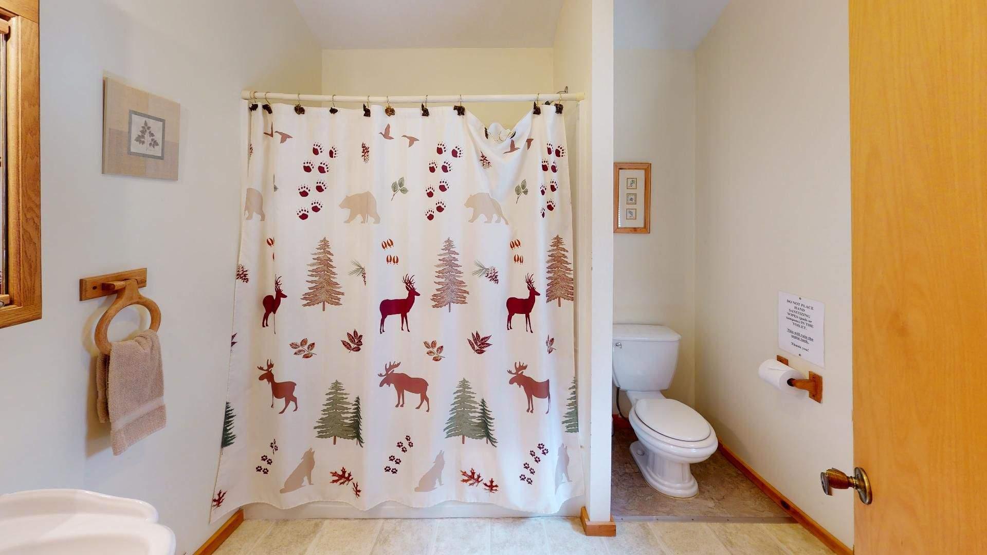 Full bath with tub and shower at Red Oak Cabin