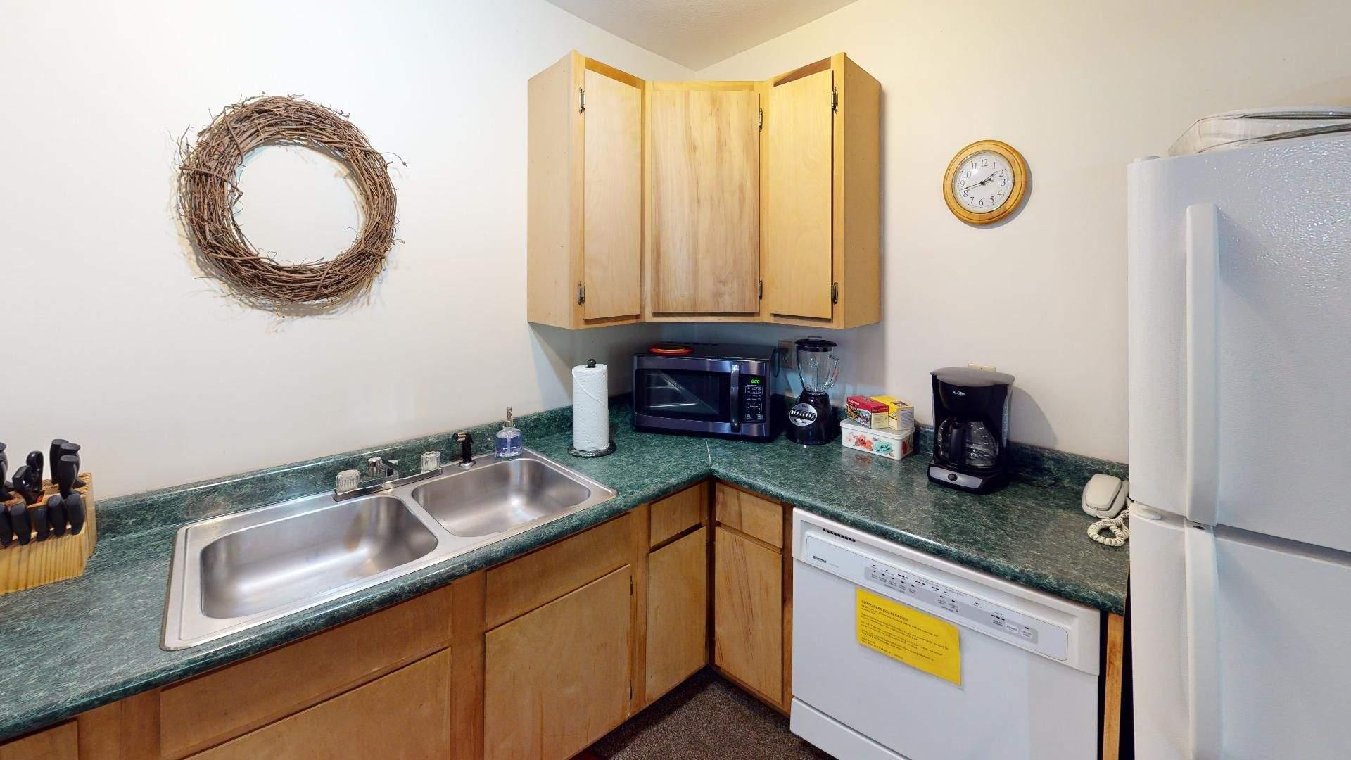 Full kitchen at Red Oak Cabin with dishwasher, microwave and coffee maker