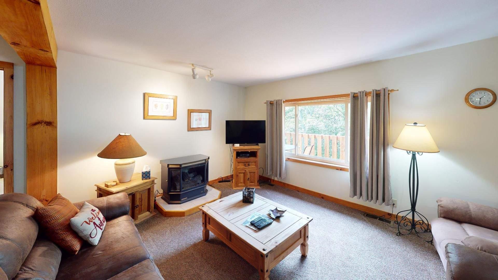Gas fireplace and television in the sitting area at Red Oak Cabin