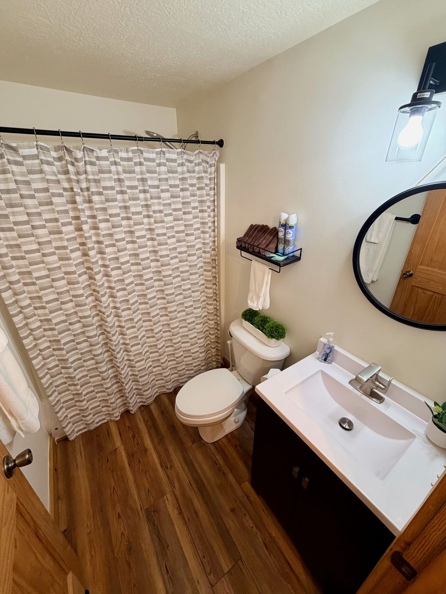 Full bath with vanity and shower at Redbud Cabin